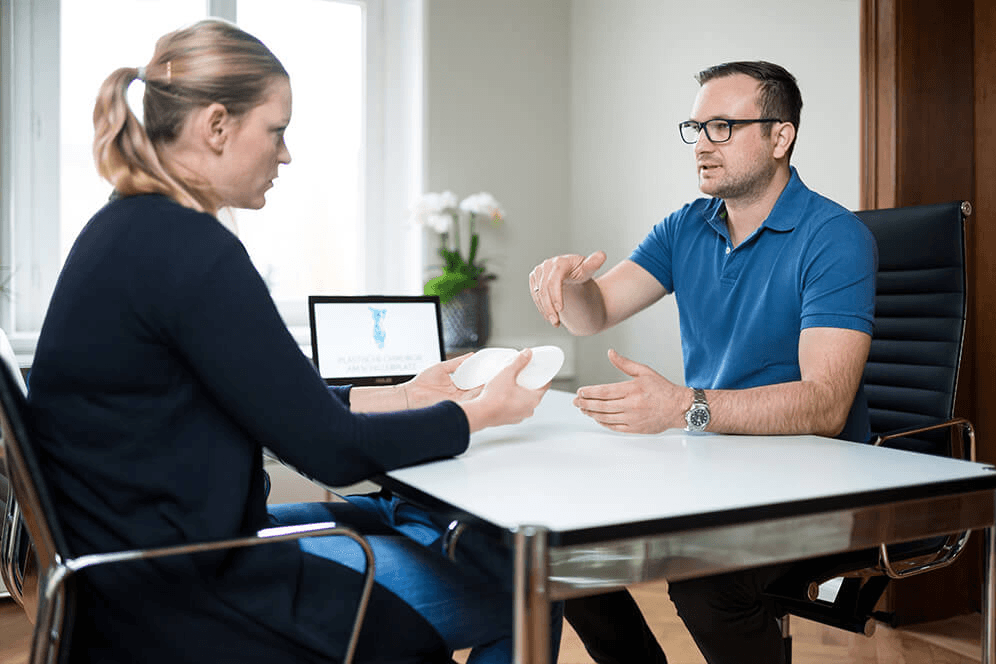 Dr. med. Stefan Passin im Beratungsgespräch mit einer Patientin