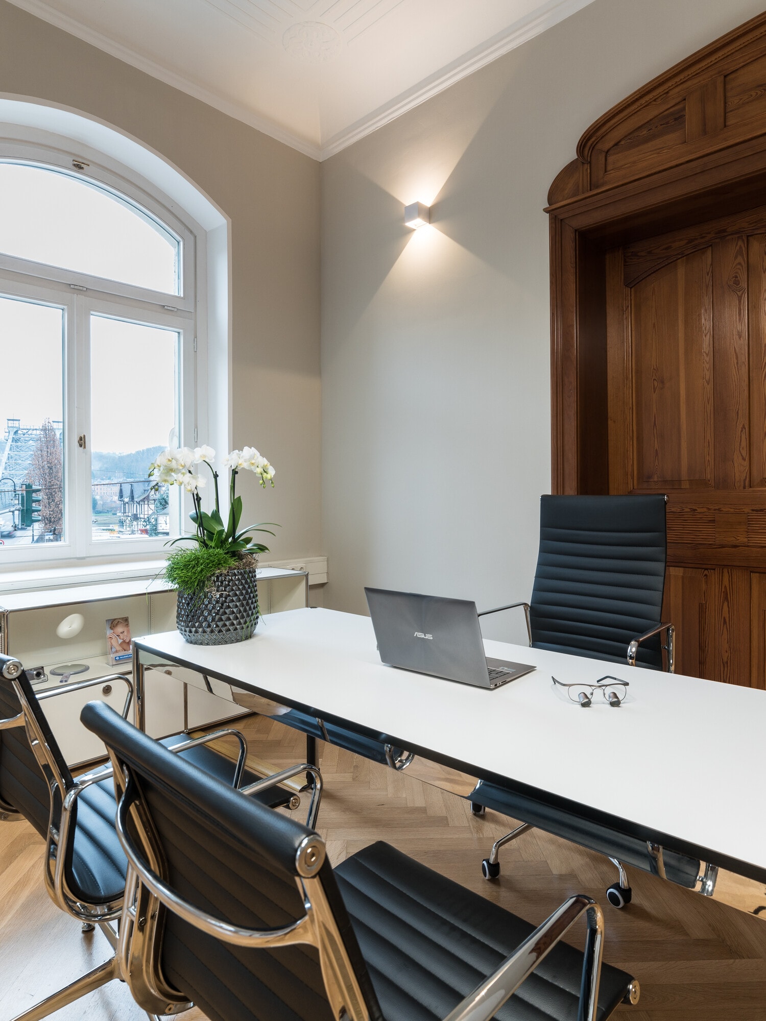 Heller Arbeitsraum der Praxis PassinAesthetik in Dresden