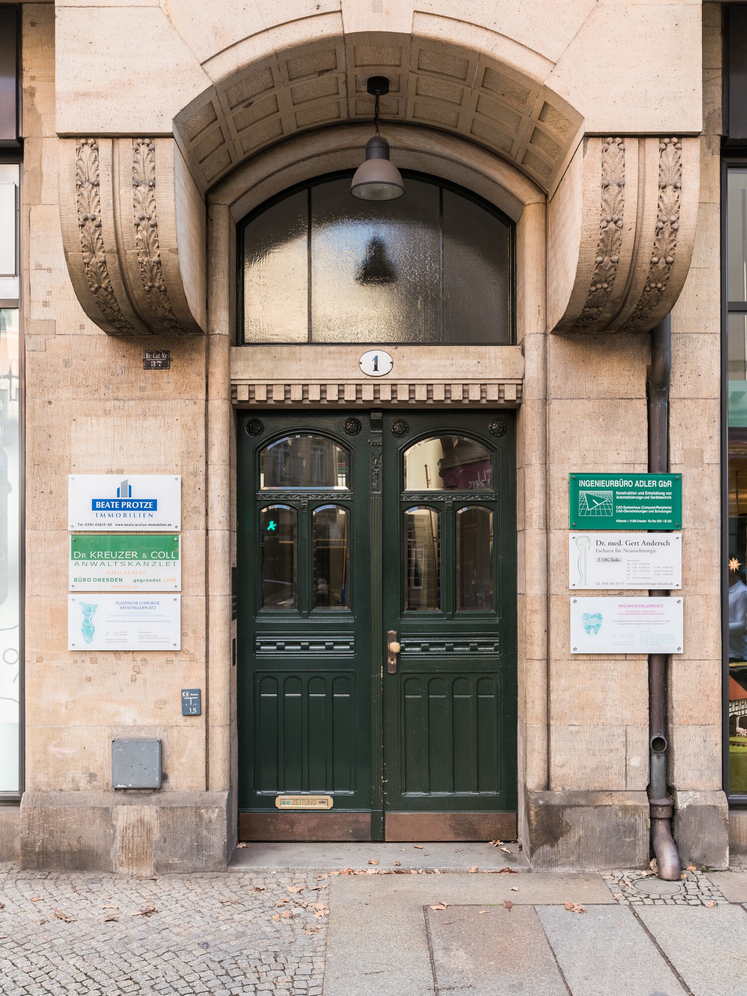 Eingang zur Praxis PassinAesthetik in der Hüblerstraße 1 in Dresden